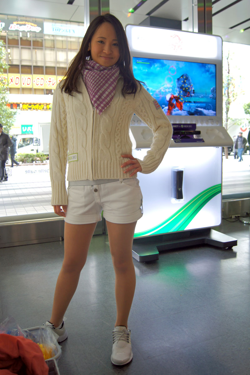Illustration for article titled Xbox Booth Babes Bundled Up with Scarfs and Sweaters